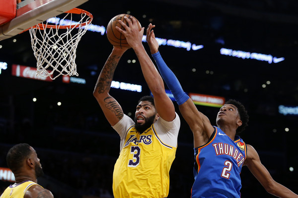  詹姆斯三双助湖人险胜雷霆  